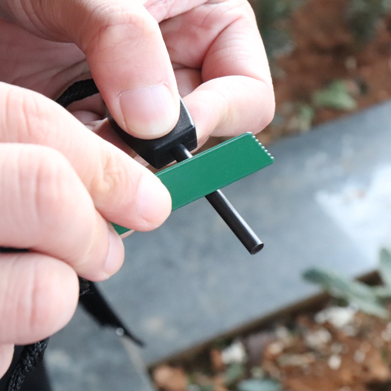 Mini Wilderness Survival Porta - Ferro Rod Striker recension och pris